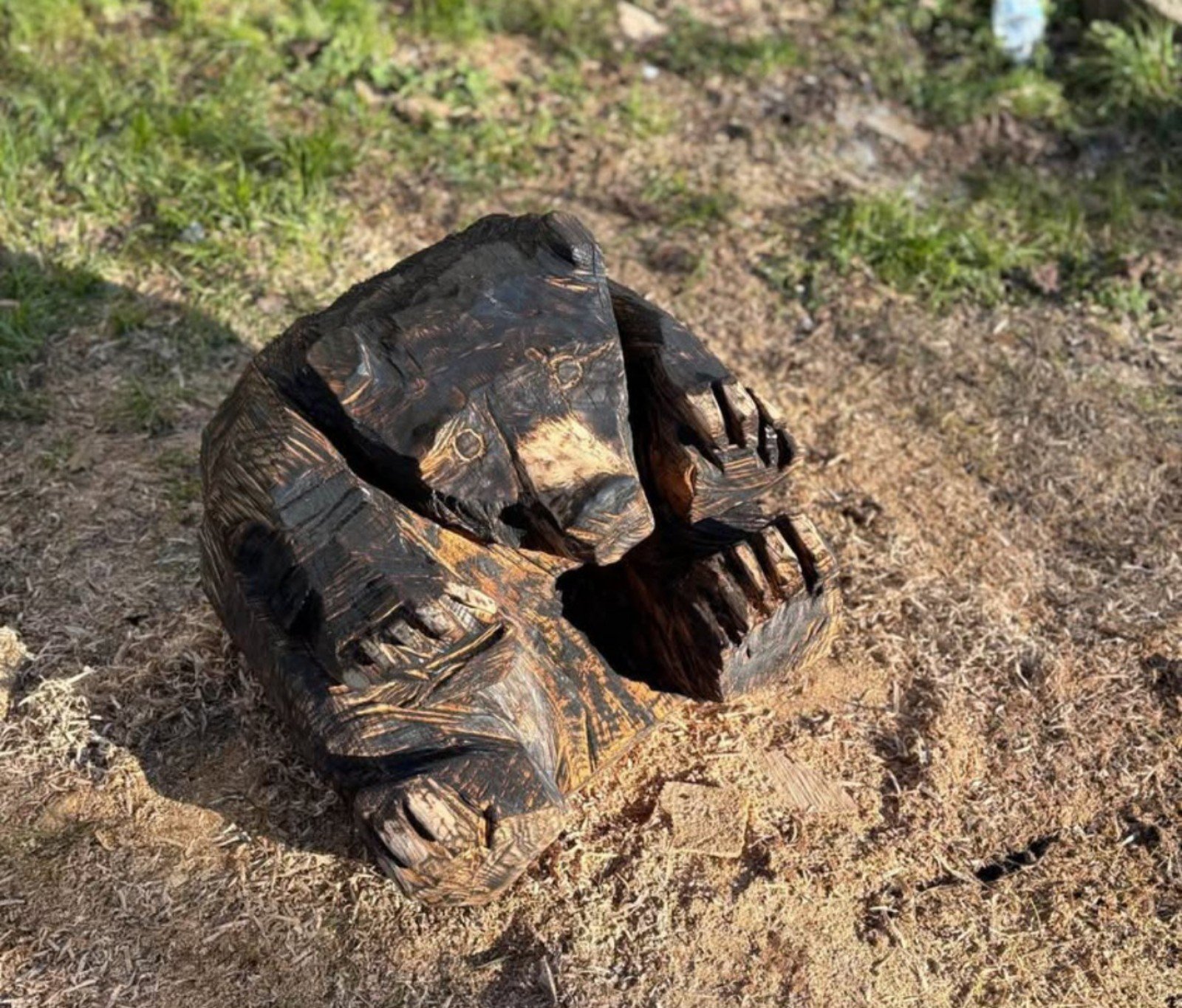 Chainsaw bear carving/small table