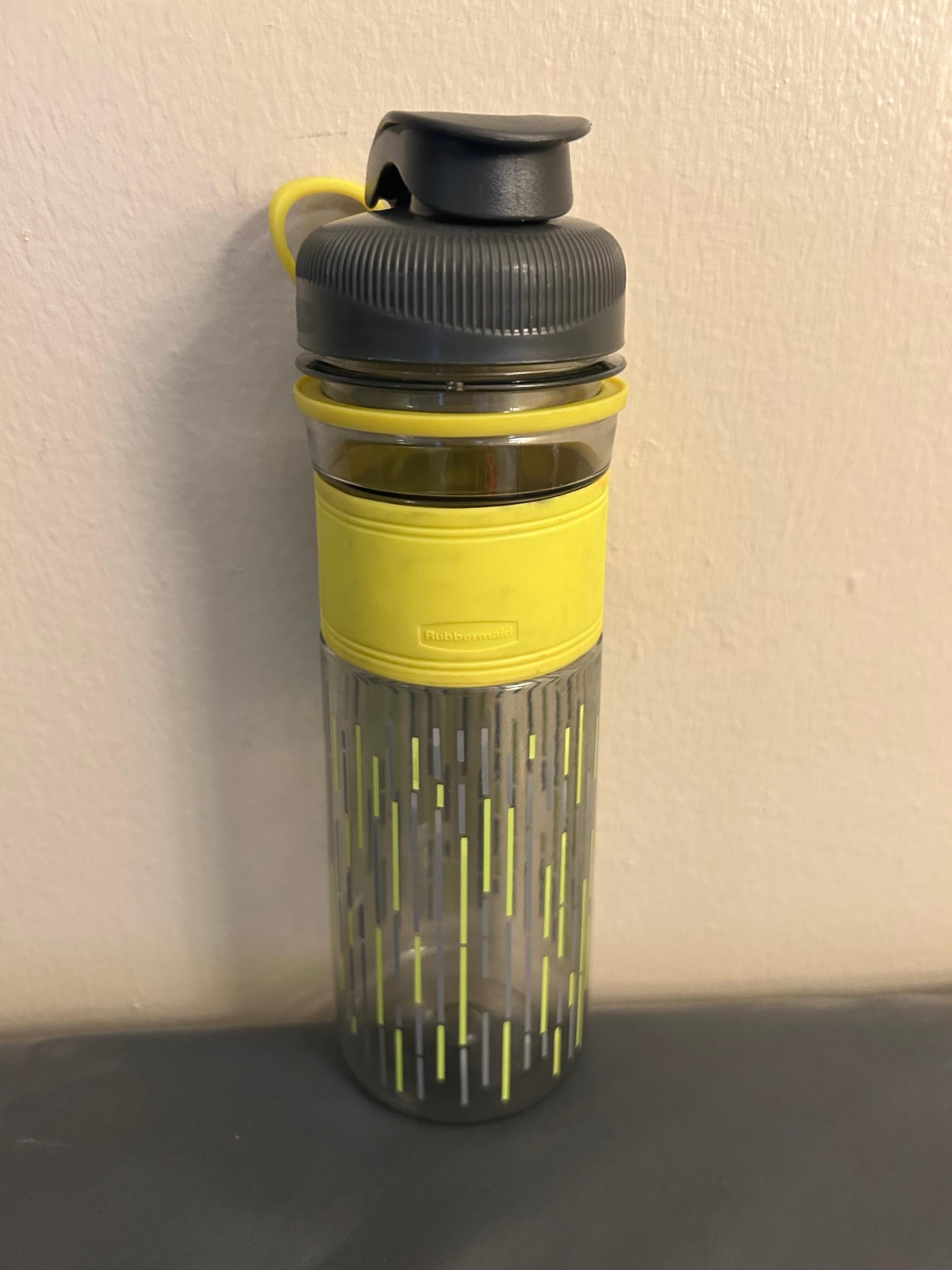 Rubbermaid Design Series Chug Container 20 Oz Water Bottle Flip Top Neon green