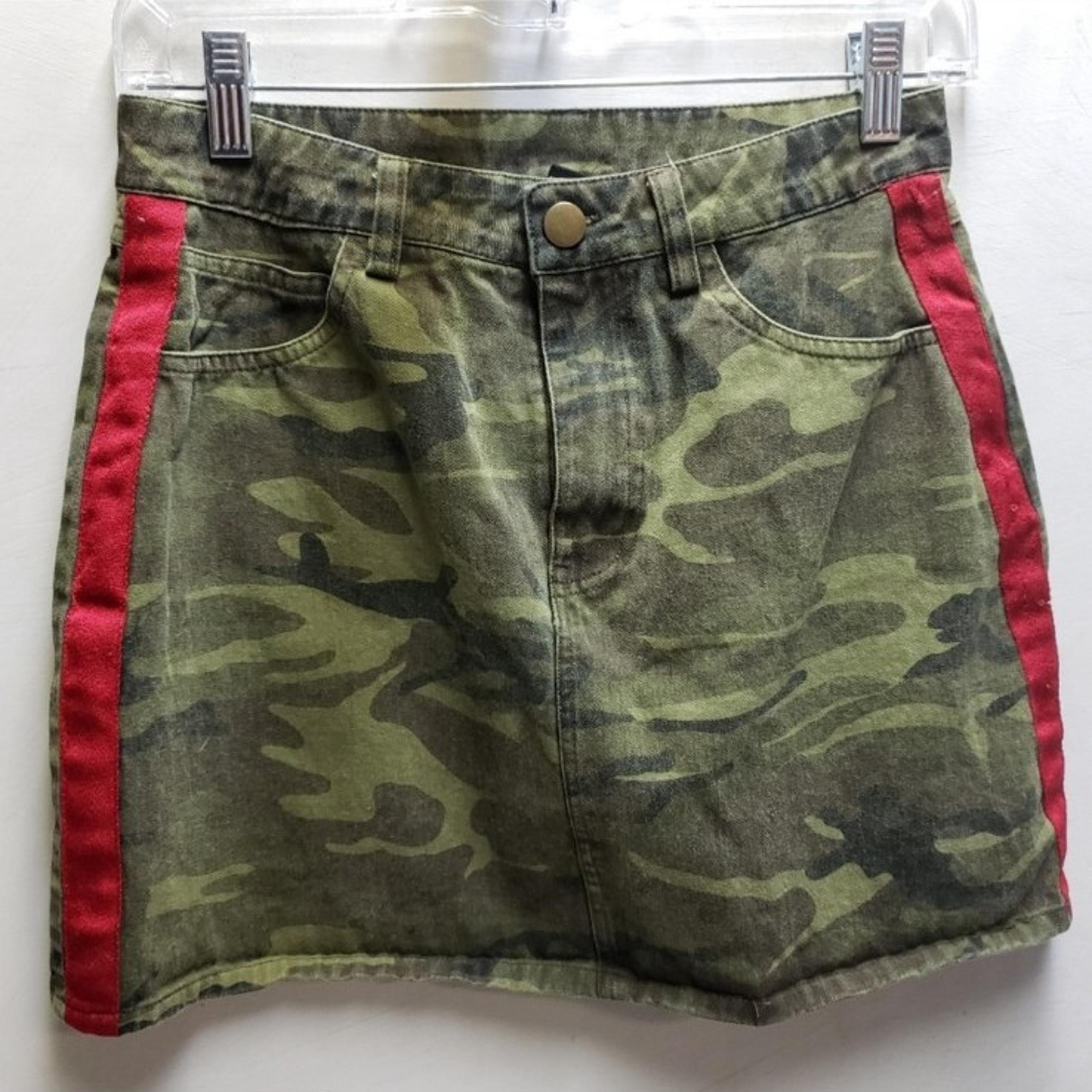 Forever 21 small green camo mini skirt with red stripe punk rock military style