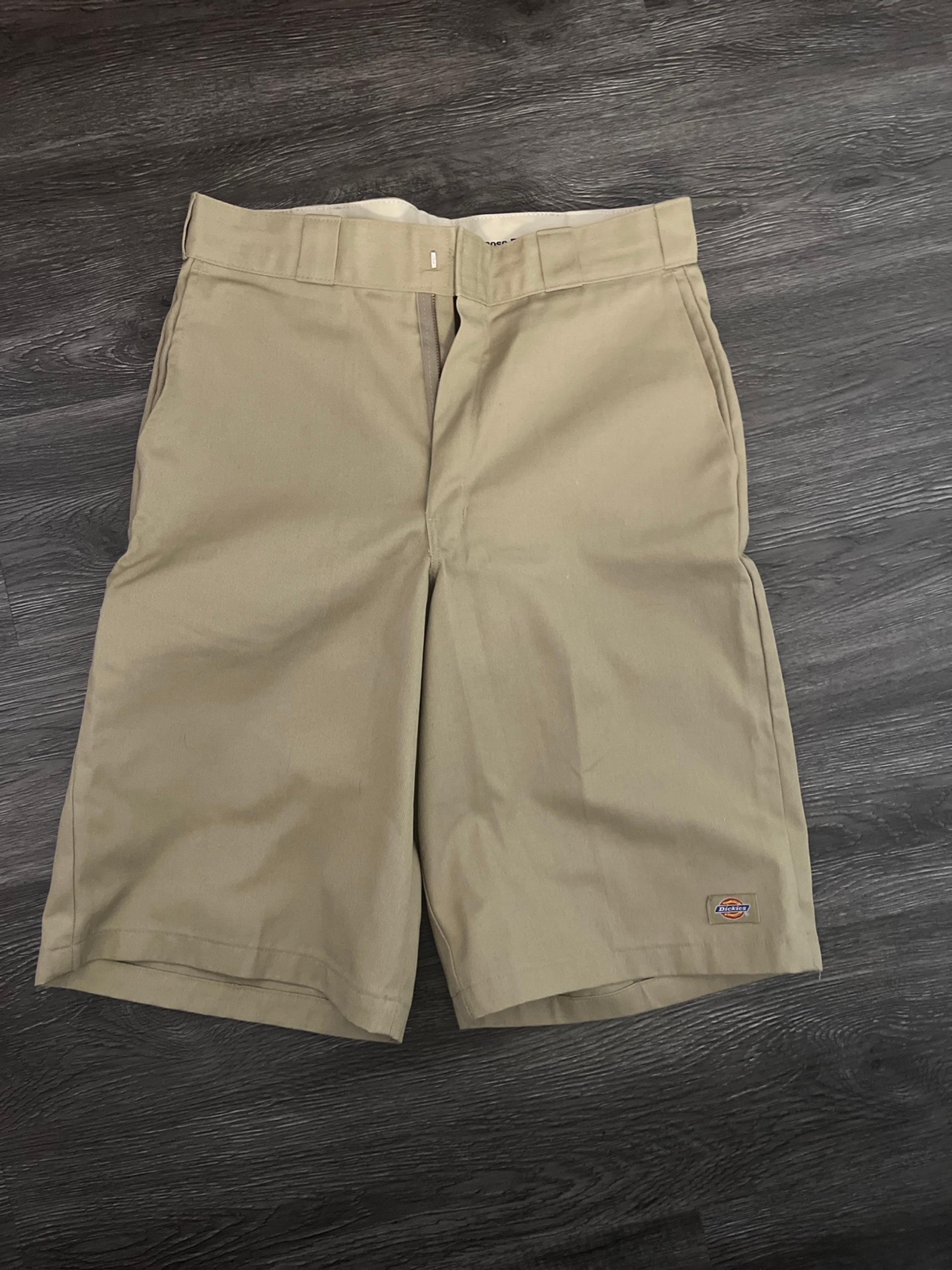 New Dickies loose fit khaki shorts