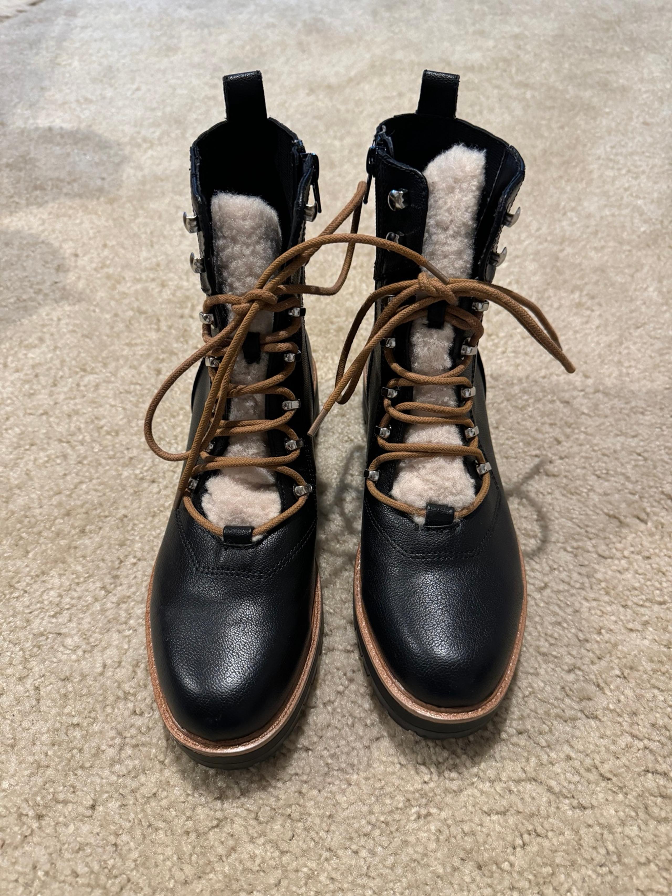 Nine West black faux leather lace up winter boot Sherpa lined