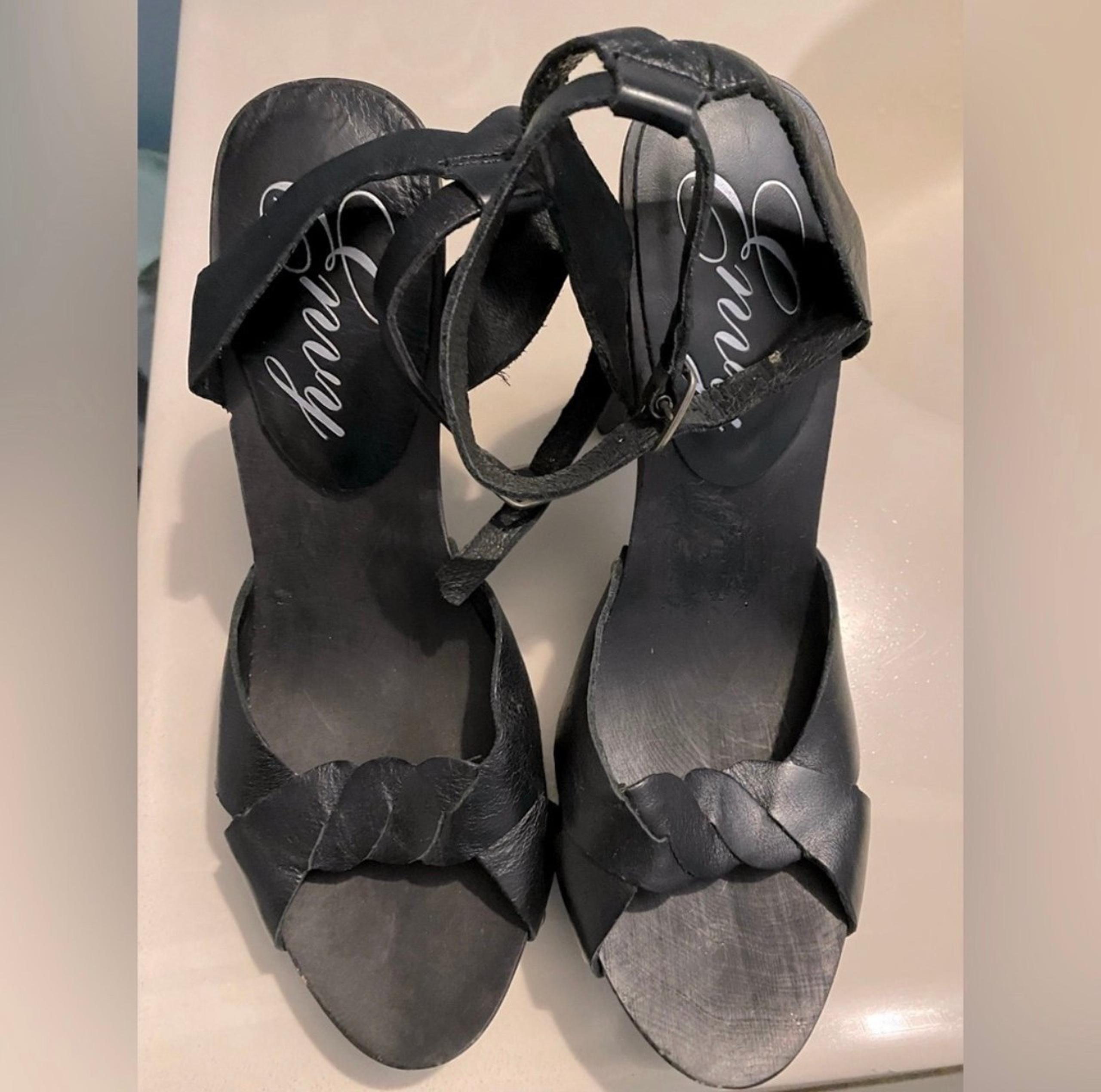 Eye envy choes for women size 6 color black good condition