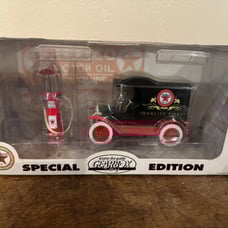 GEARBOX 1912 FORD DELIVERY CAR/1920 WAYNE GAS PUMP TEXACO DIECAST -BANK