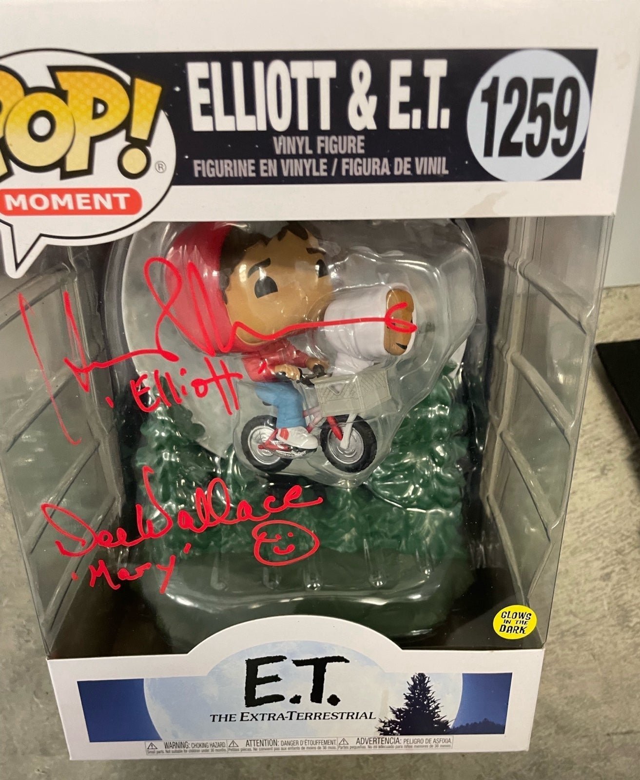 Jumbo E.T. Funko autographed by Henry Thomas & Dee Wallace