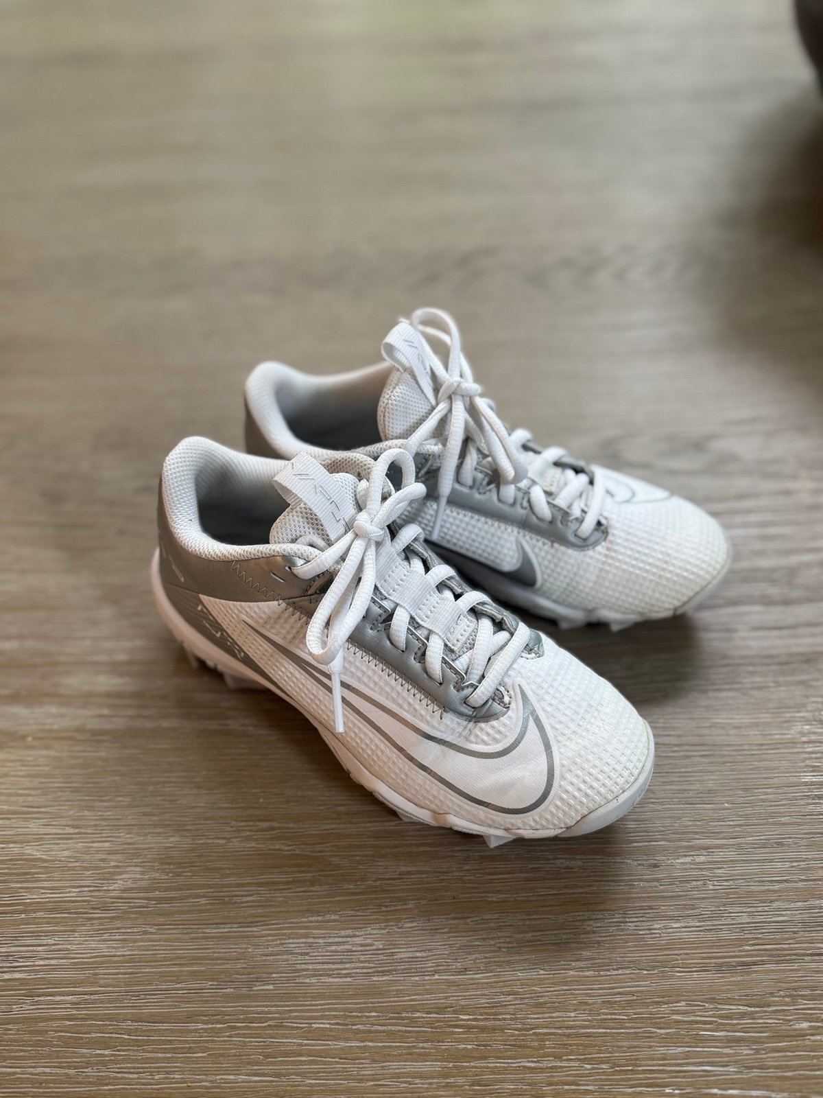 Nike Vapor Edge Shark 2 Big Kids' white silver Football Cleat shoes Size 2 youth