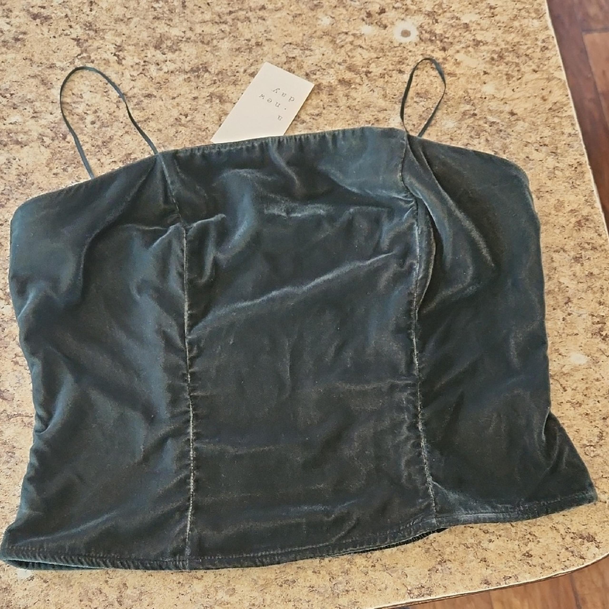 A New Day Women's Green Velvet Cropped Cami Top Size Medium NWT