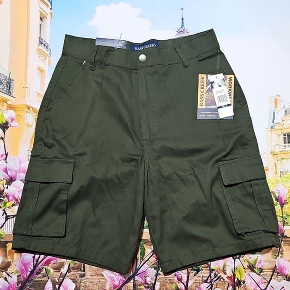 Bass Creek Green Cargo Shorts Size 32 NWT