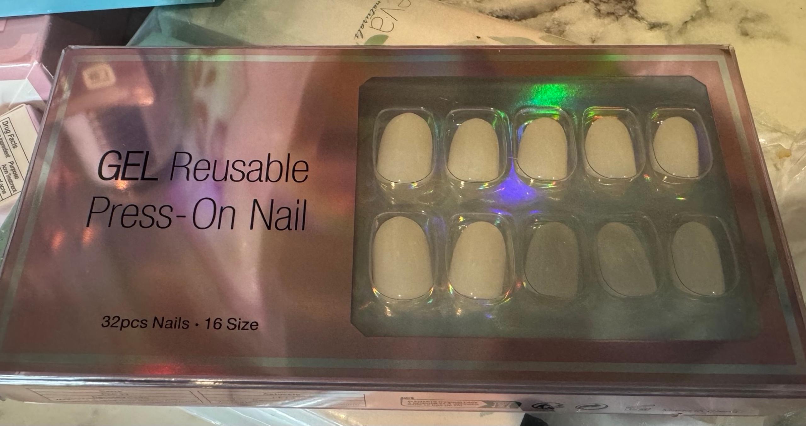 Gel press on nails 32 count white medium NIB