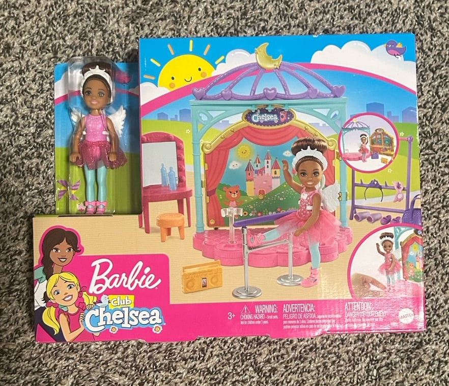 Barbie Club Chelsea Doll and Ballet Playset Transforming stage - Brunette.