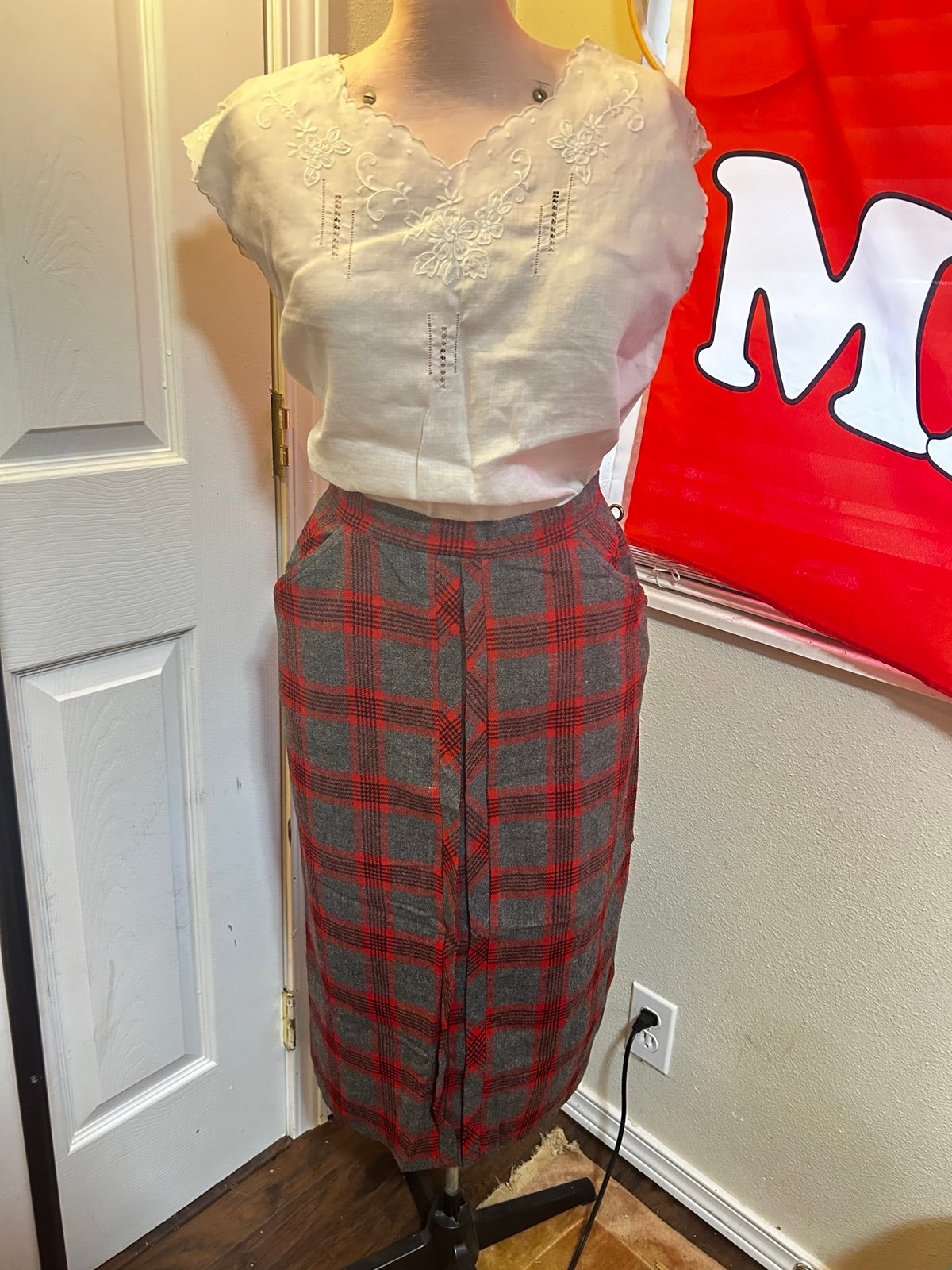 XS 24 0 Vintage 1960s Wool Pencil Skirt Academia Gray Grey Black Red