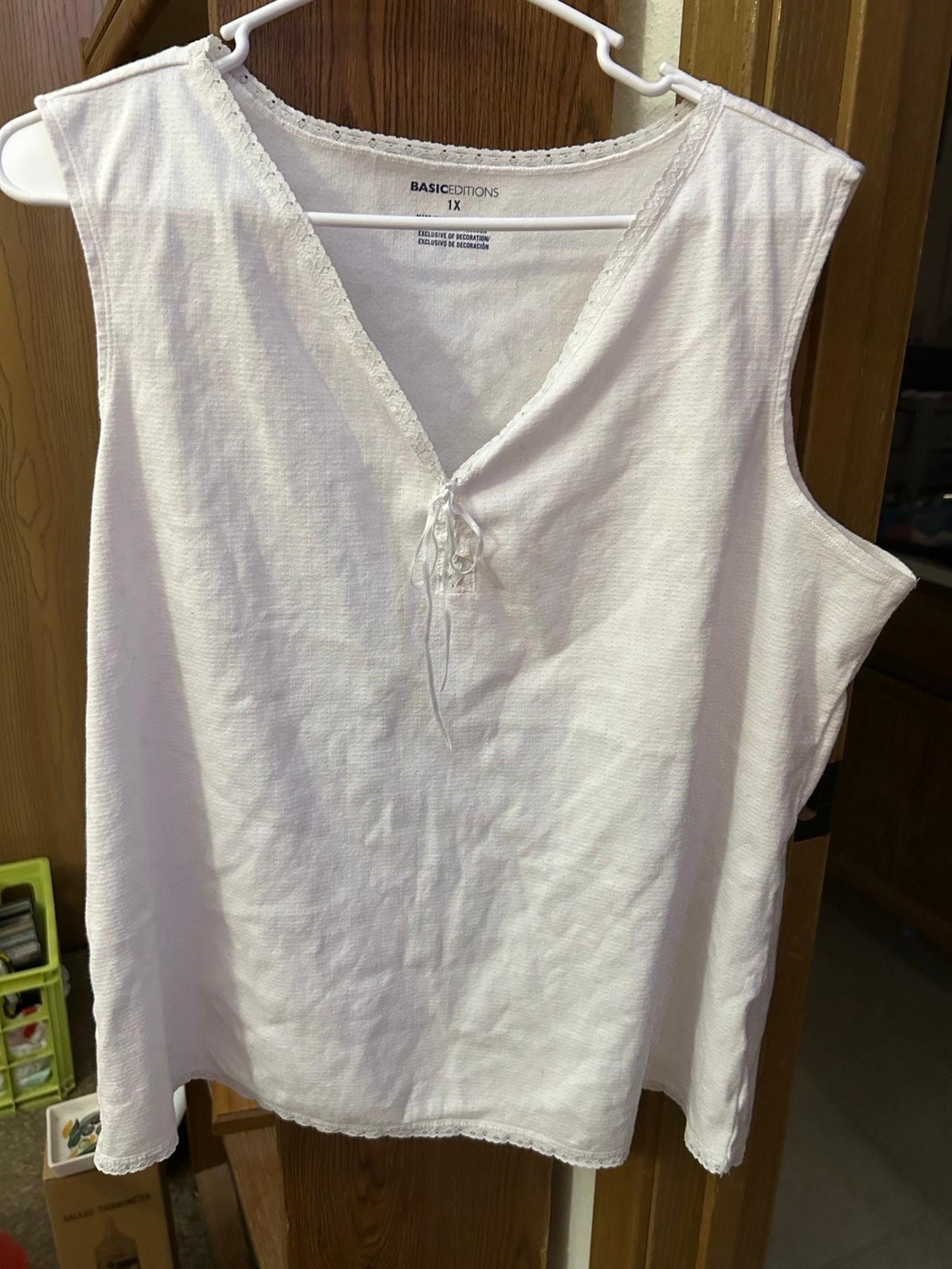 Women’s Basic Editions White tank top. Lace Collar with Tiny Bow