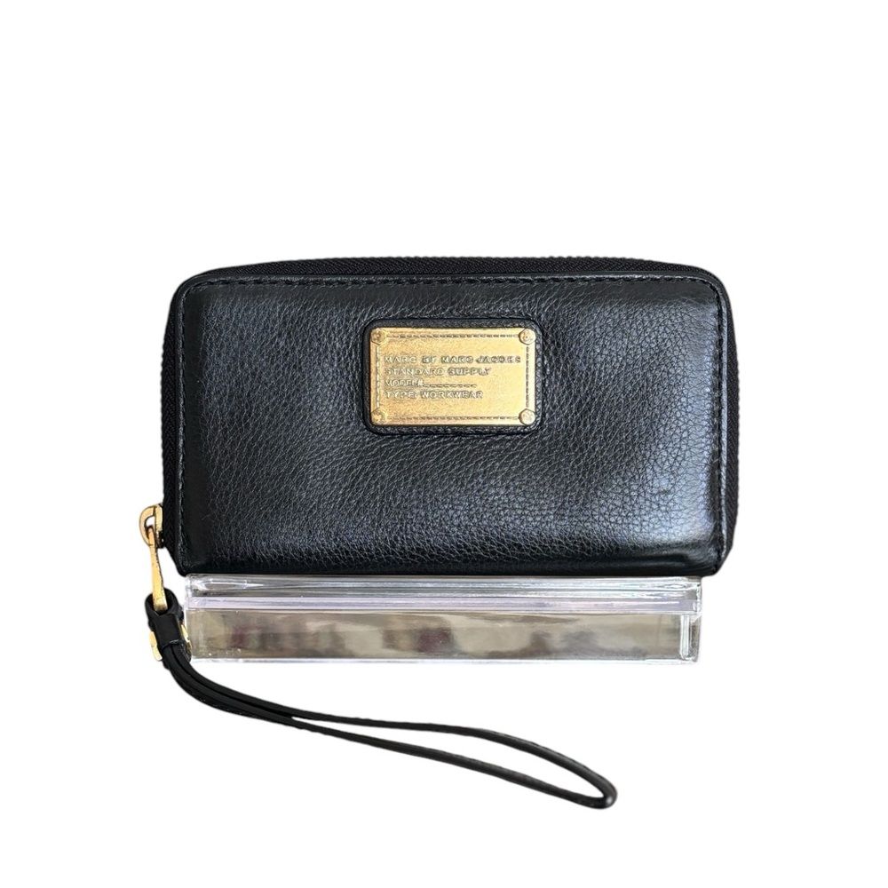 Marc Jacobs Black Leather Classic Q Wingman Wristlet Wallet .