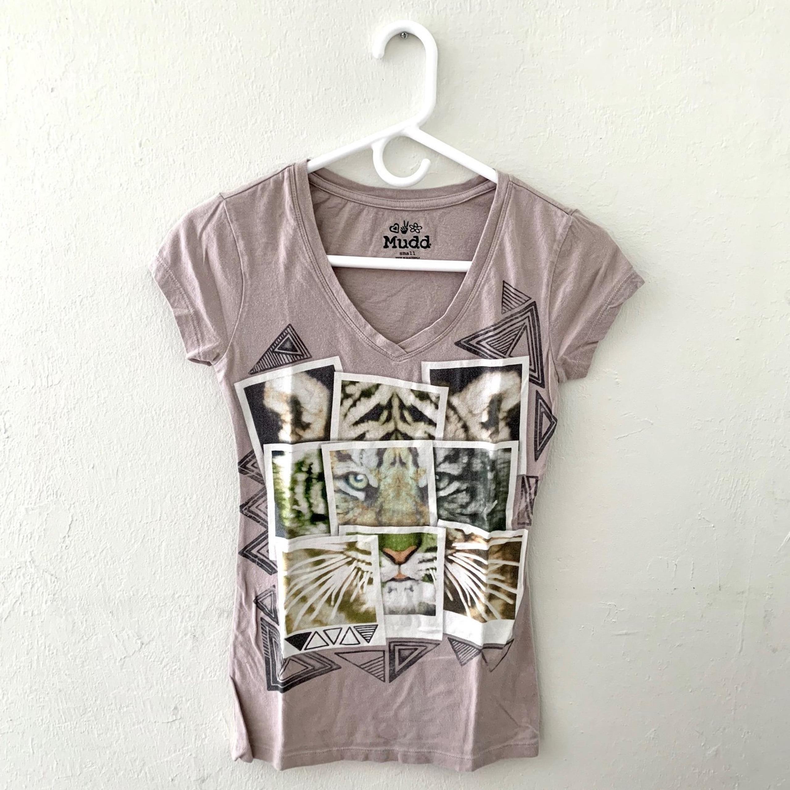 MOVING SALE❗️NWOT polaroid tiger v-neck tee