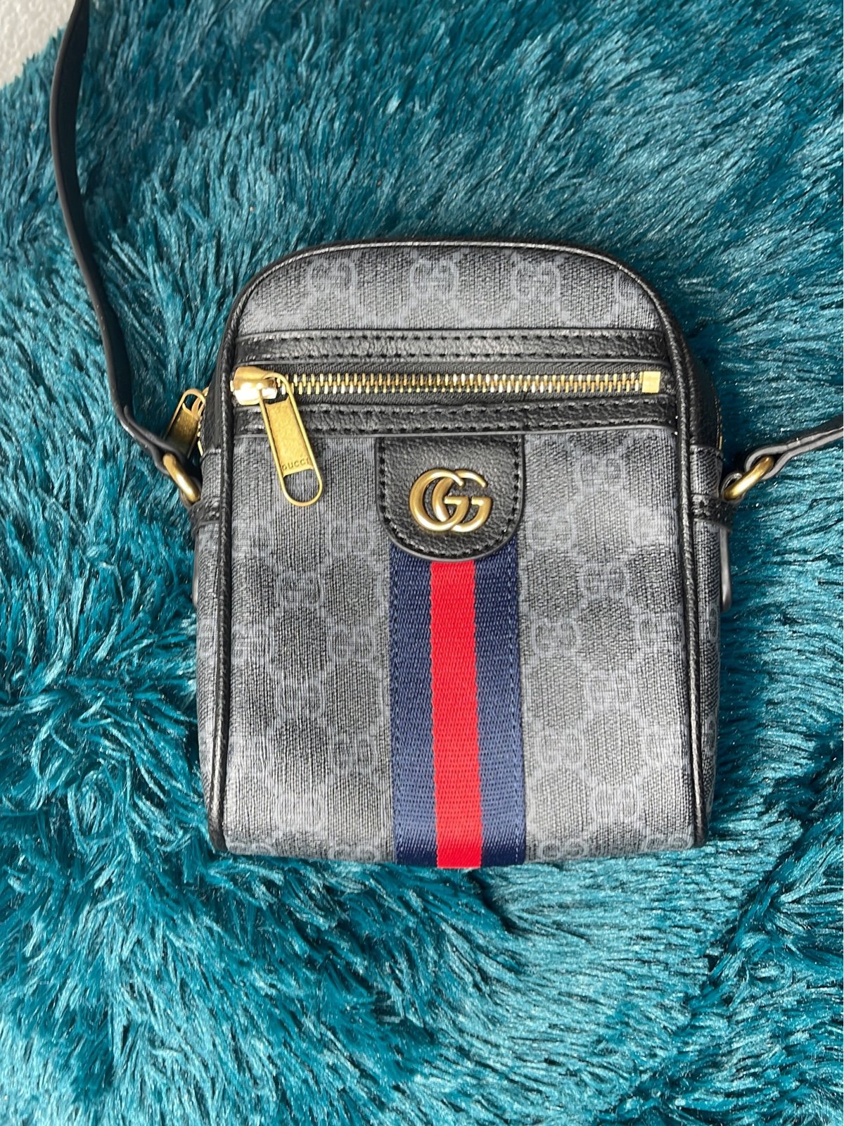 Authentic Gucci gg Supreme crossbody bag