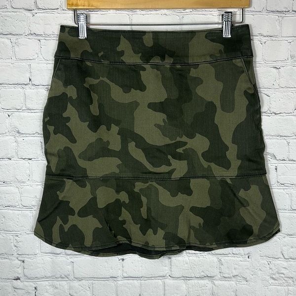 White House Black Market Camo Skirt Sculpt Fit size 6 NEW