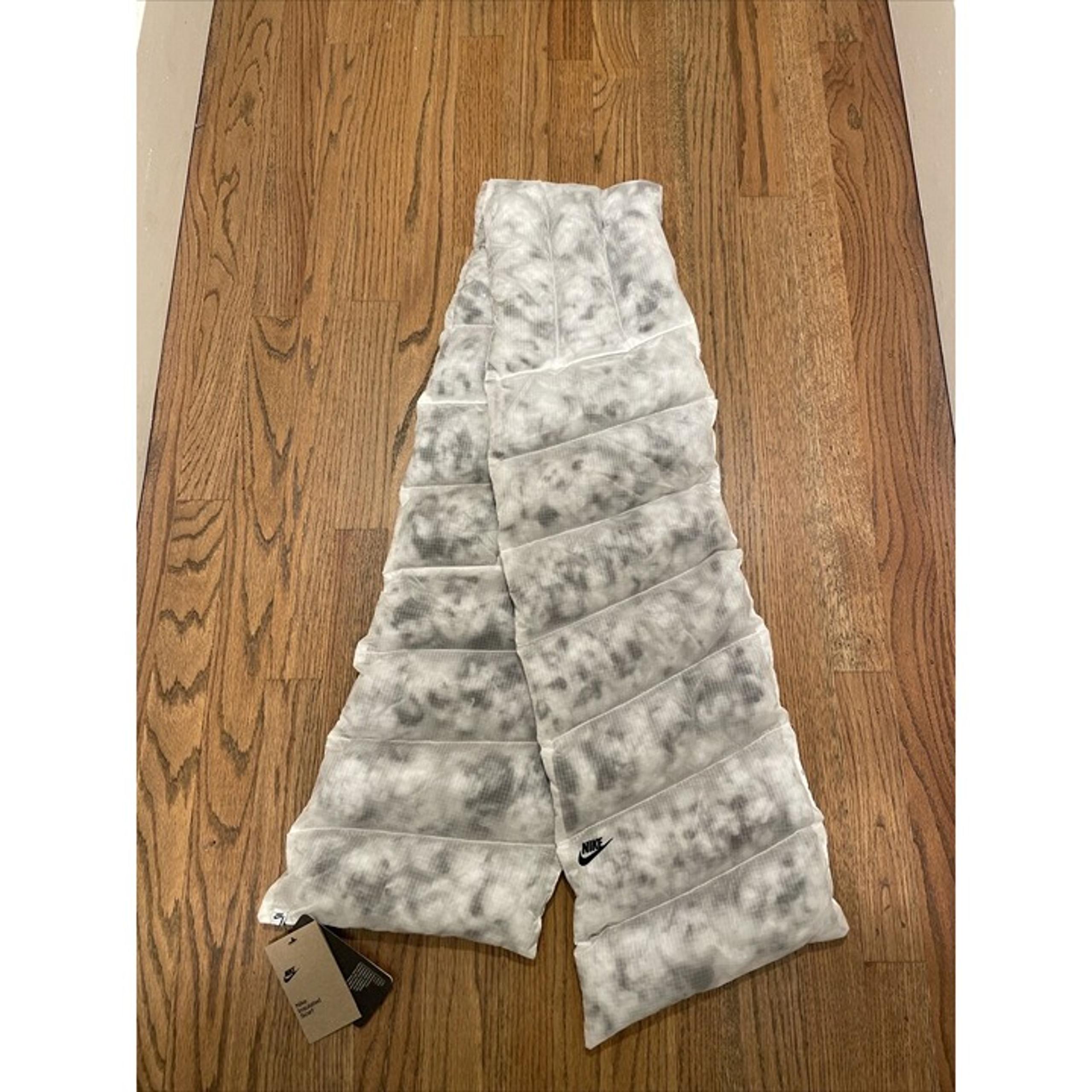 Nike Unisex Thermore Insulated Scarf White Gray NWT MSRP $80