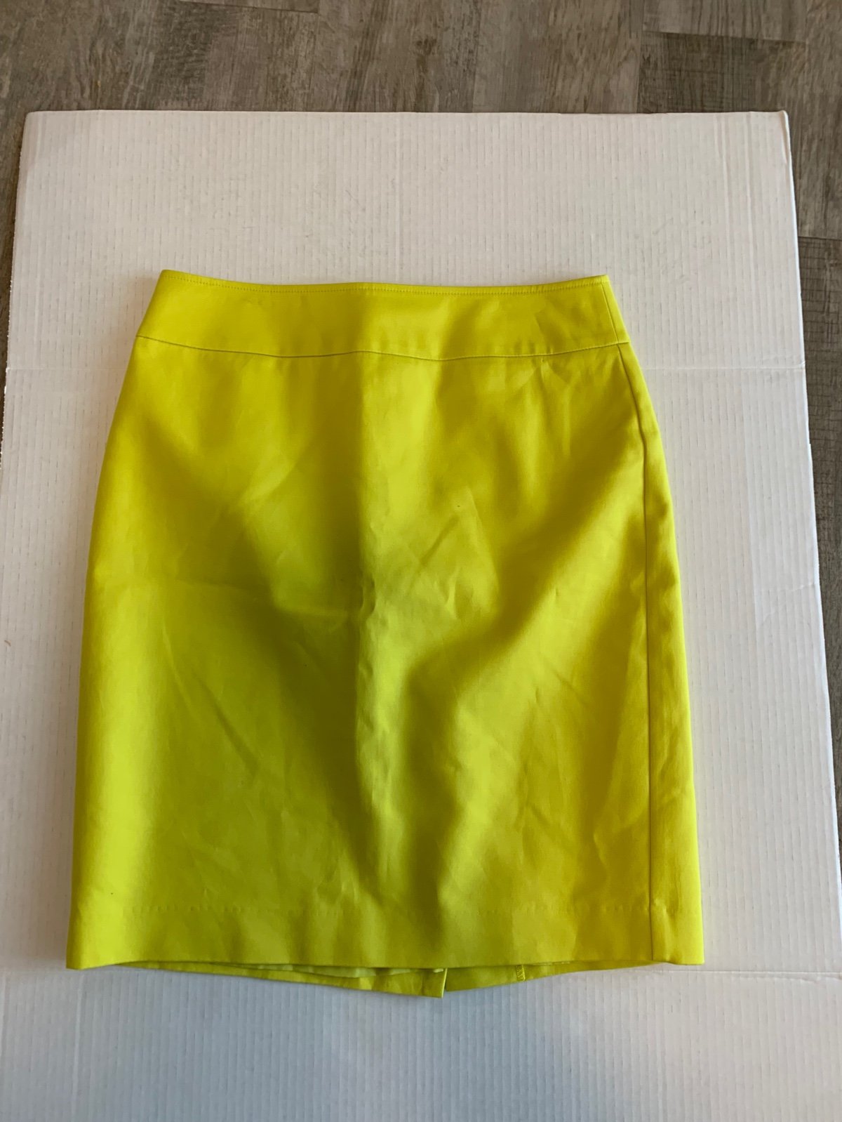 Ann Taylor women’s neon green pencil skirt size 6