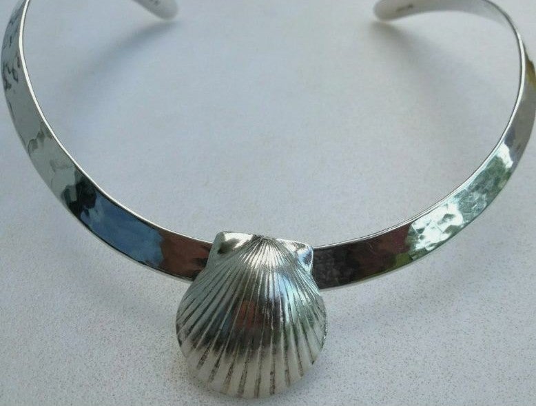 Silver shell necklace