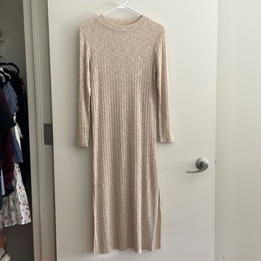 Knit maxi dress with crew neck and side slit