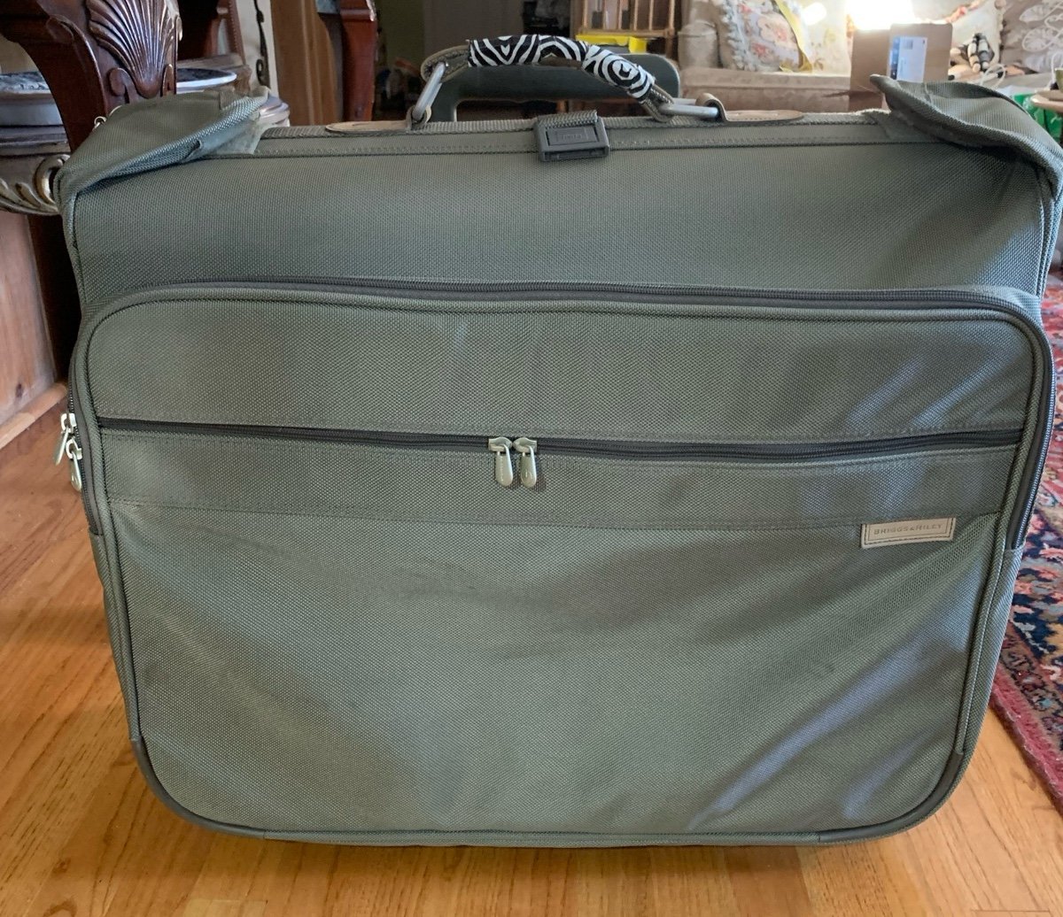 Briggs & Riley Green Deluxe Rolling Wheeled Garment Bag Suitcase Olive Green 21”