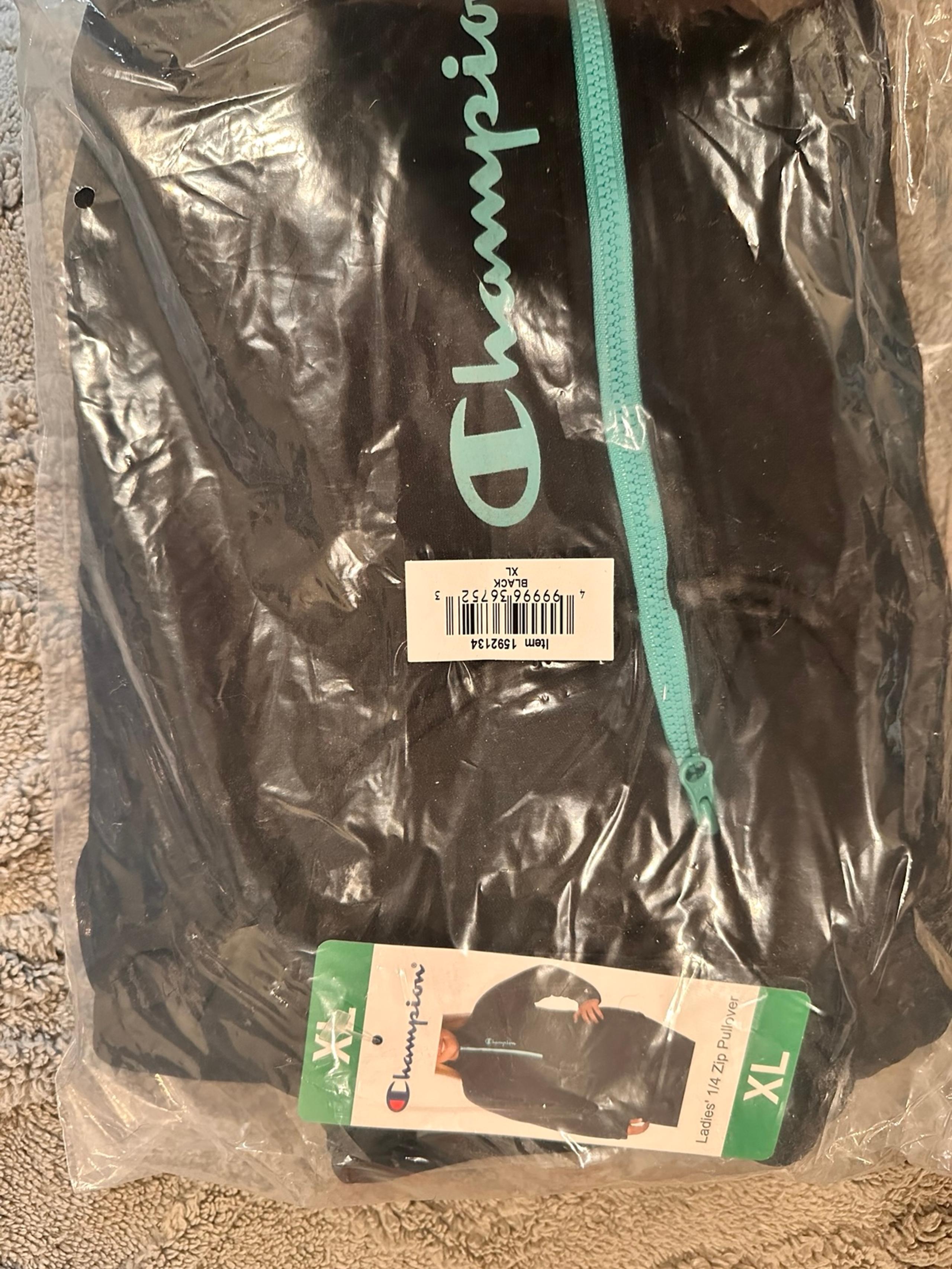 Champion pull over XL