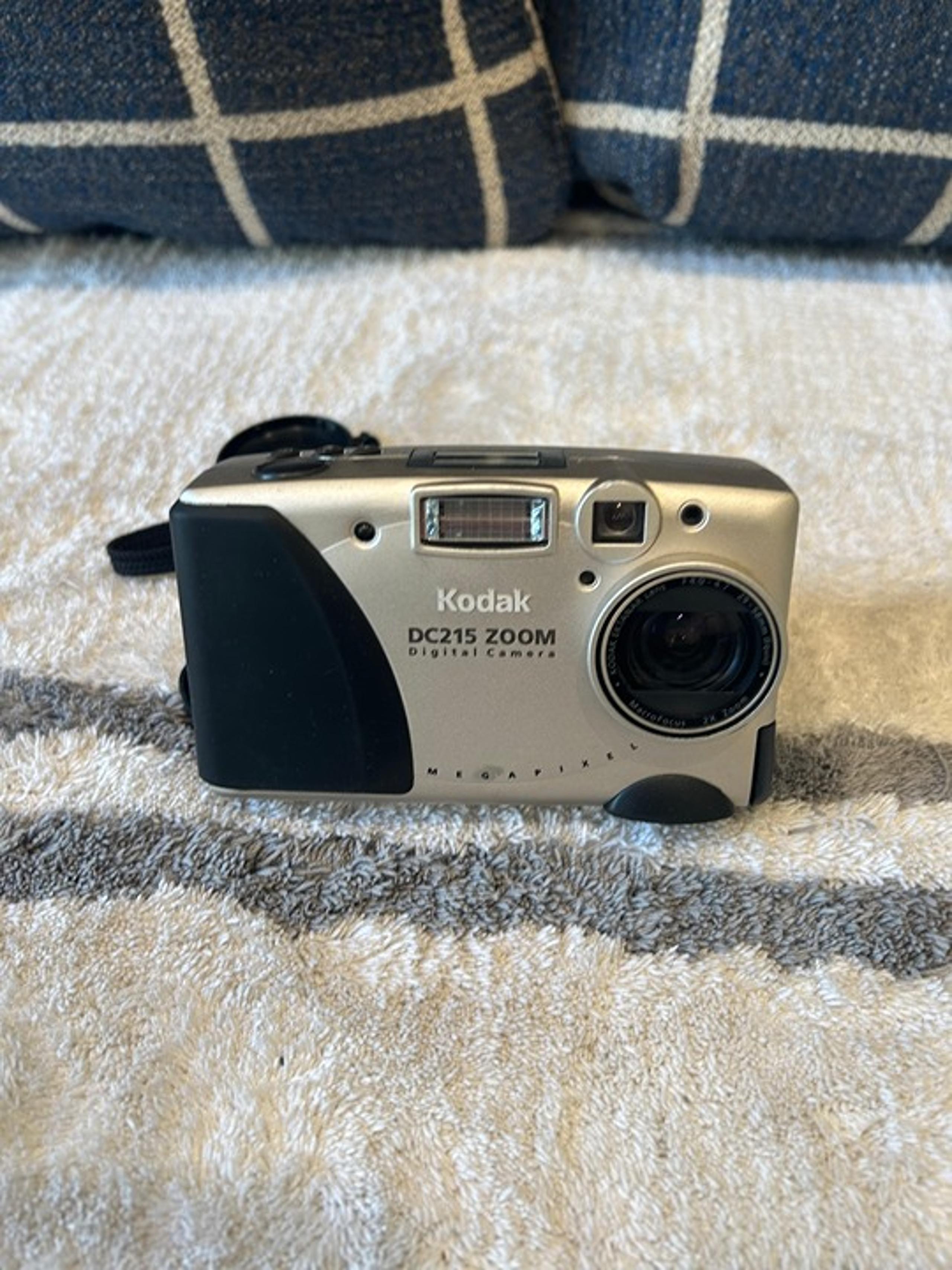 Kodak DC215 Zoom Digital Camera - WORKING NEEDS MEMORY CARD!