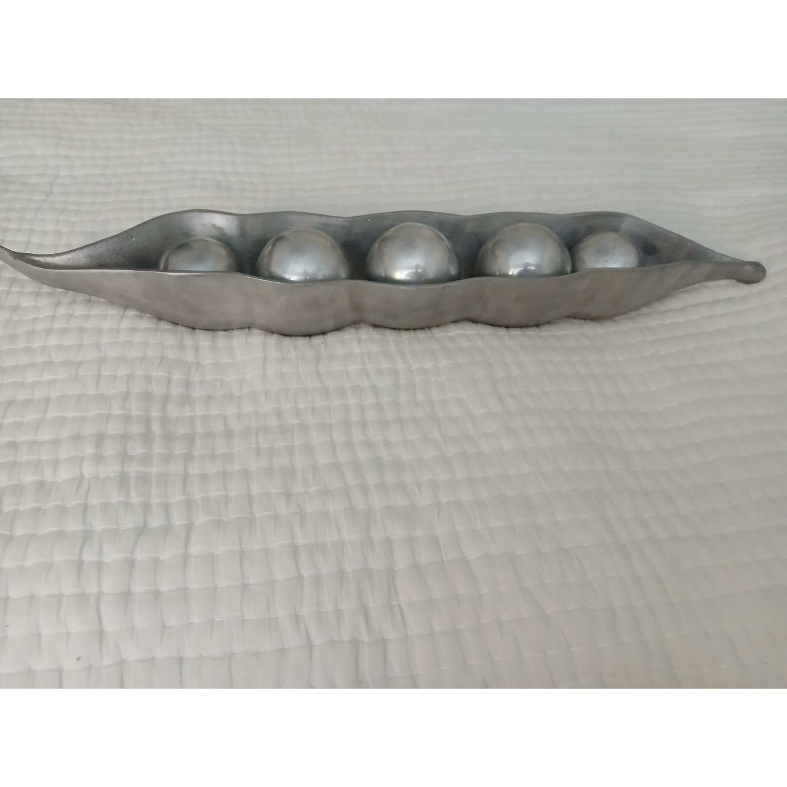 1 Beautiful Metal Oversized Jumbo Peas In Pod Home Table Decor EUC