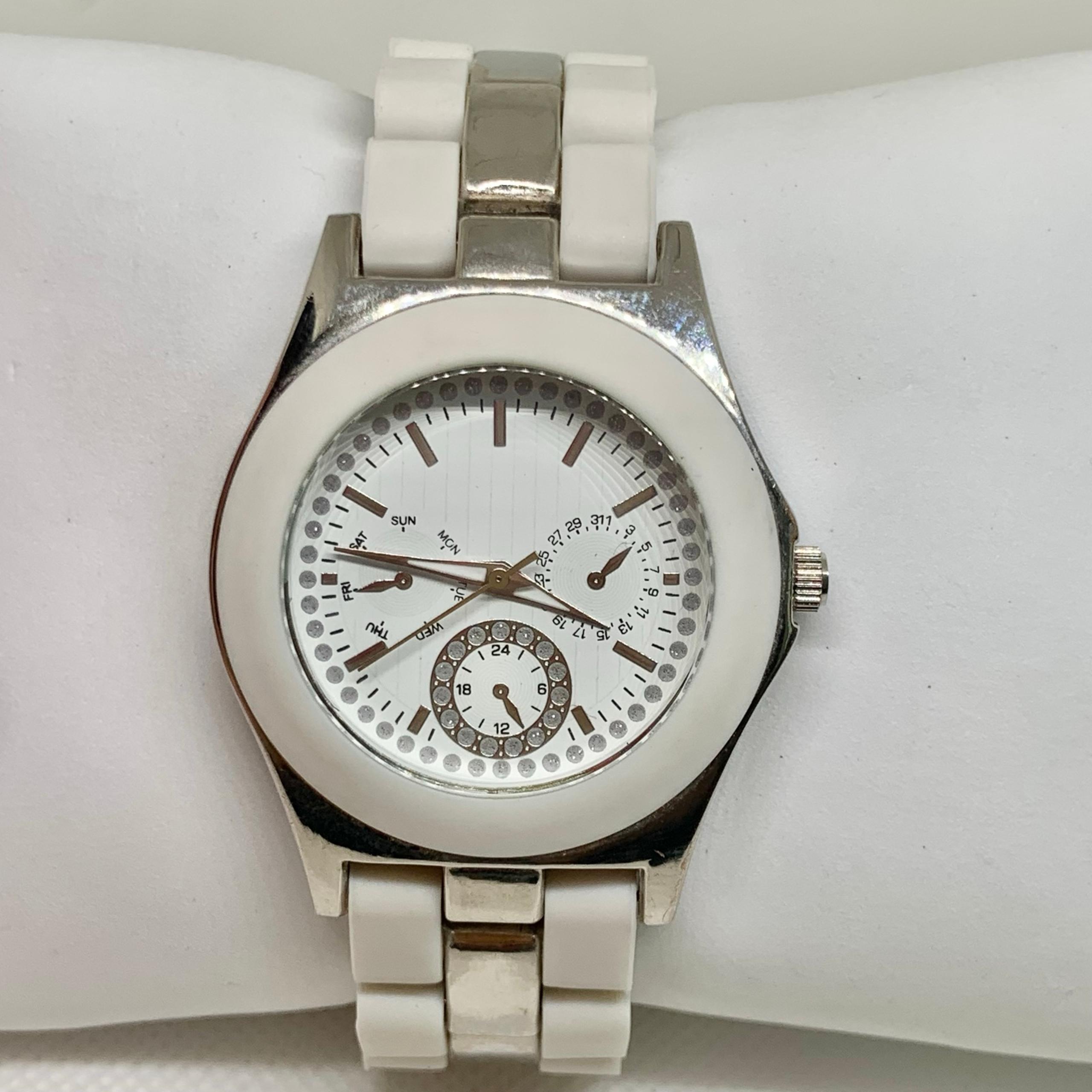 Accutime men silver white tone watch 39mm quartz analog adjustable running