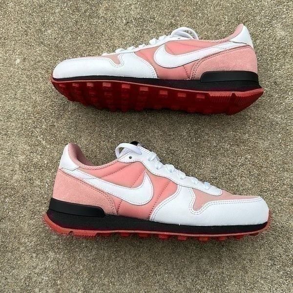 NWOT Nike Internationalist Sneakers