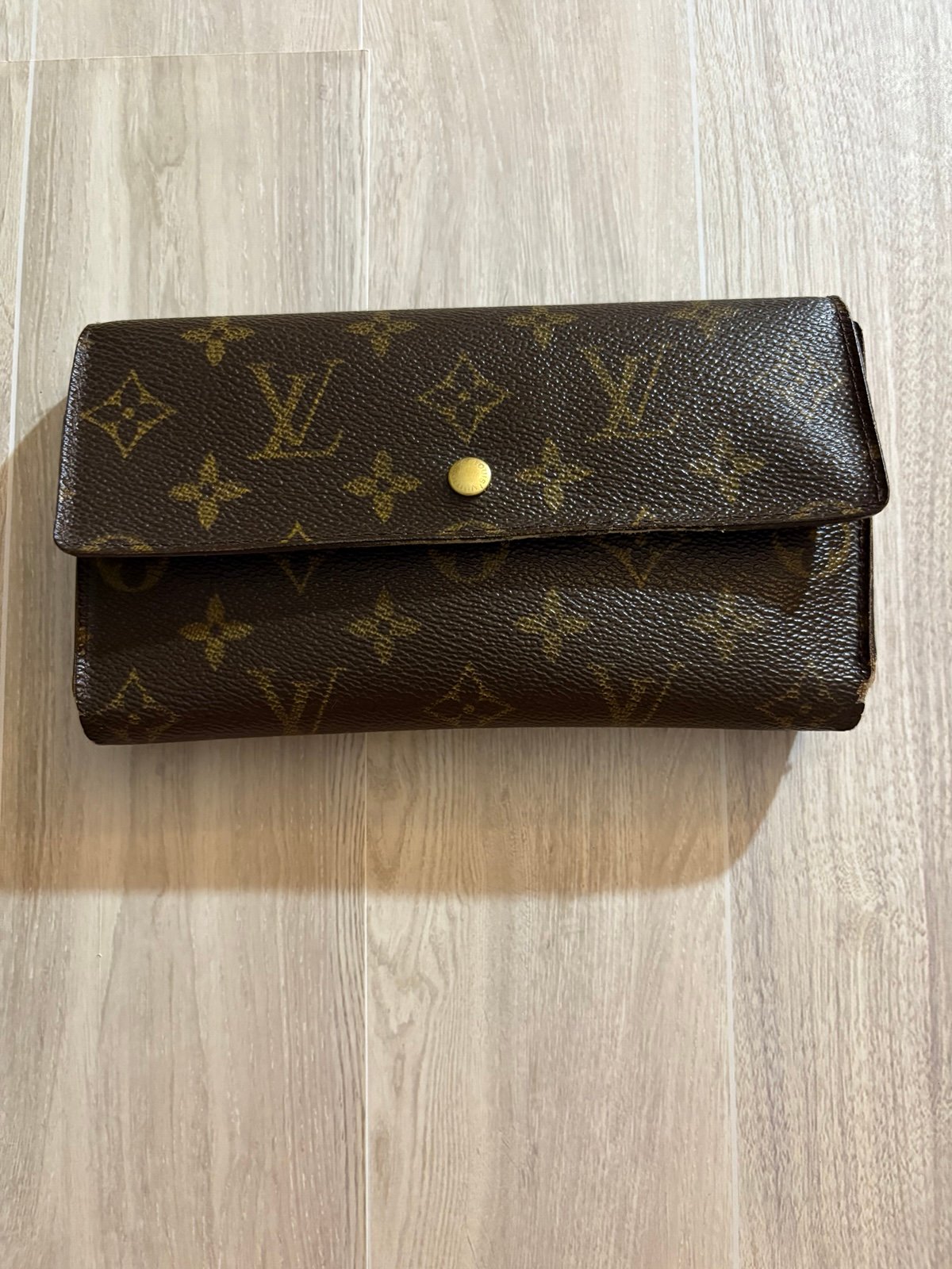 Louis Vuitton international trifold GUC AUTHENTIC