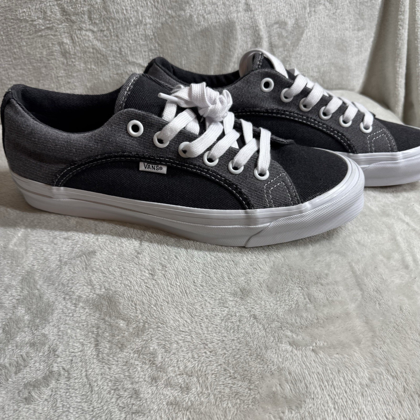 Vans NEW Off the Wall Mens Low Top Sneakers Shoes 11 Canvas Gray Lace Up Logo
