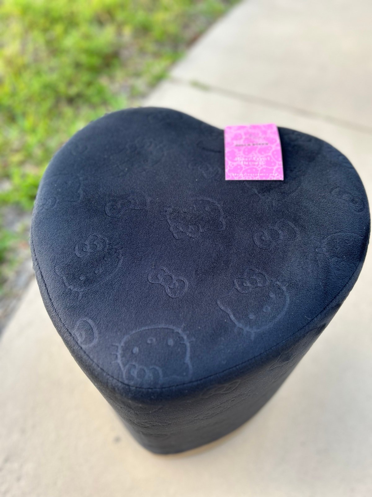 Heart shaped hello kitty engraved chair