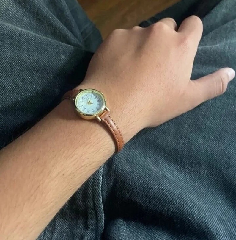 Women's Watches Small Round/ Belt Watches Quartz Wristwatches/slim brown wristwa