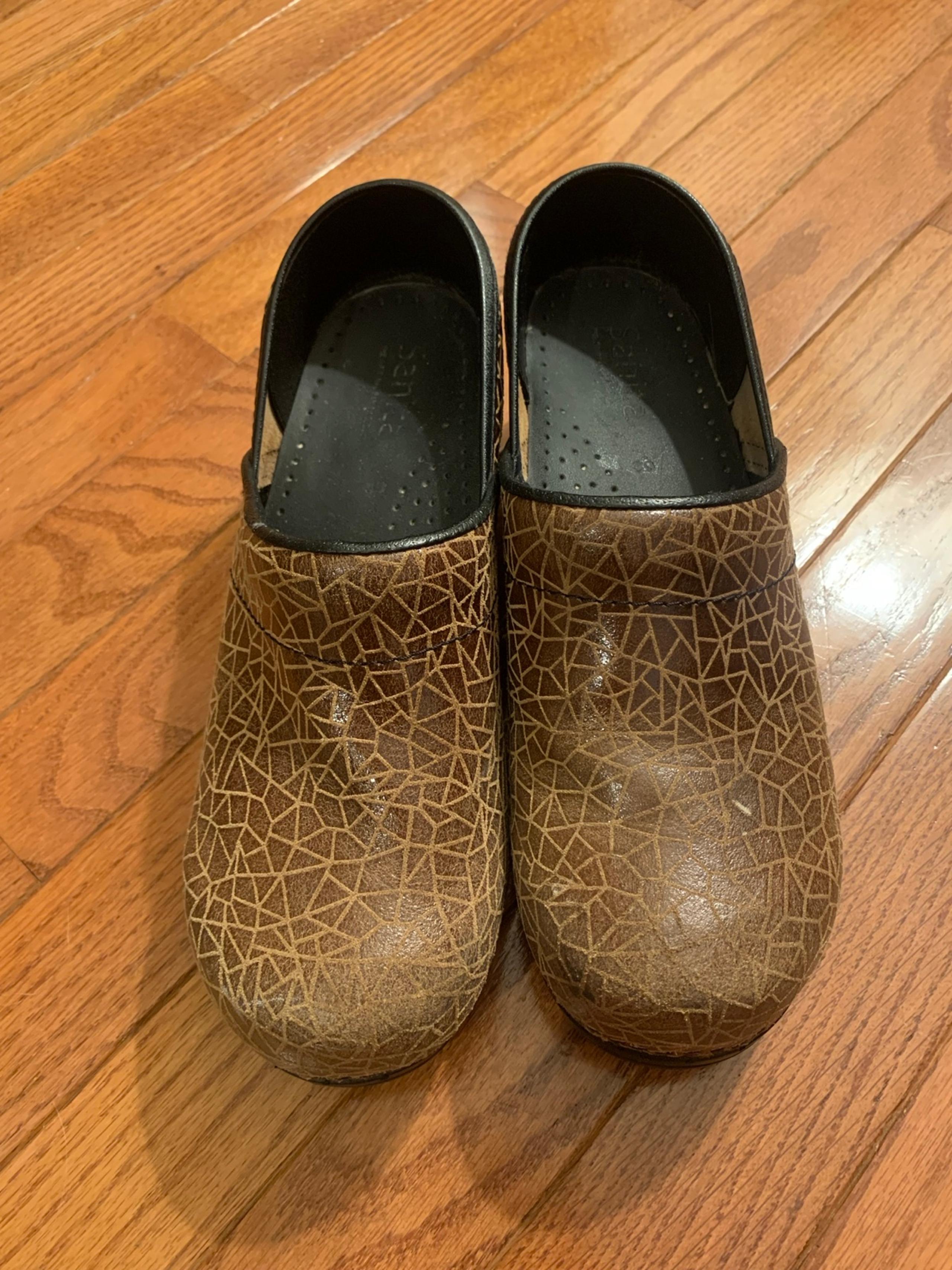 SANITA PRO textured geometric giraffe polished leather clogs shoes 39