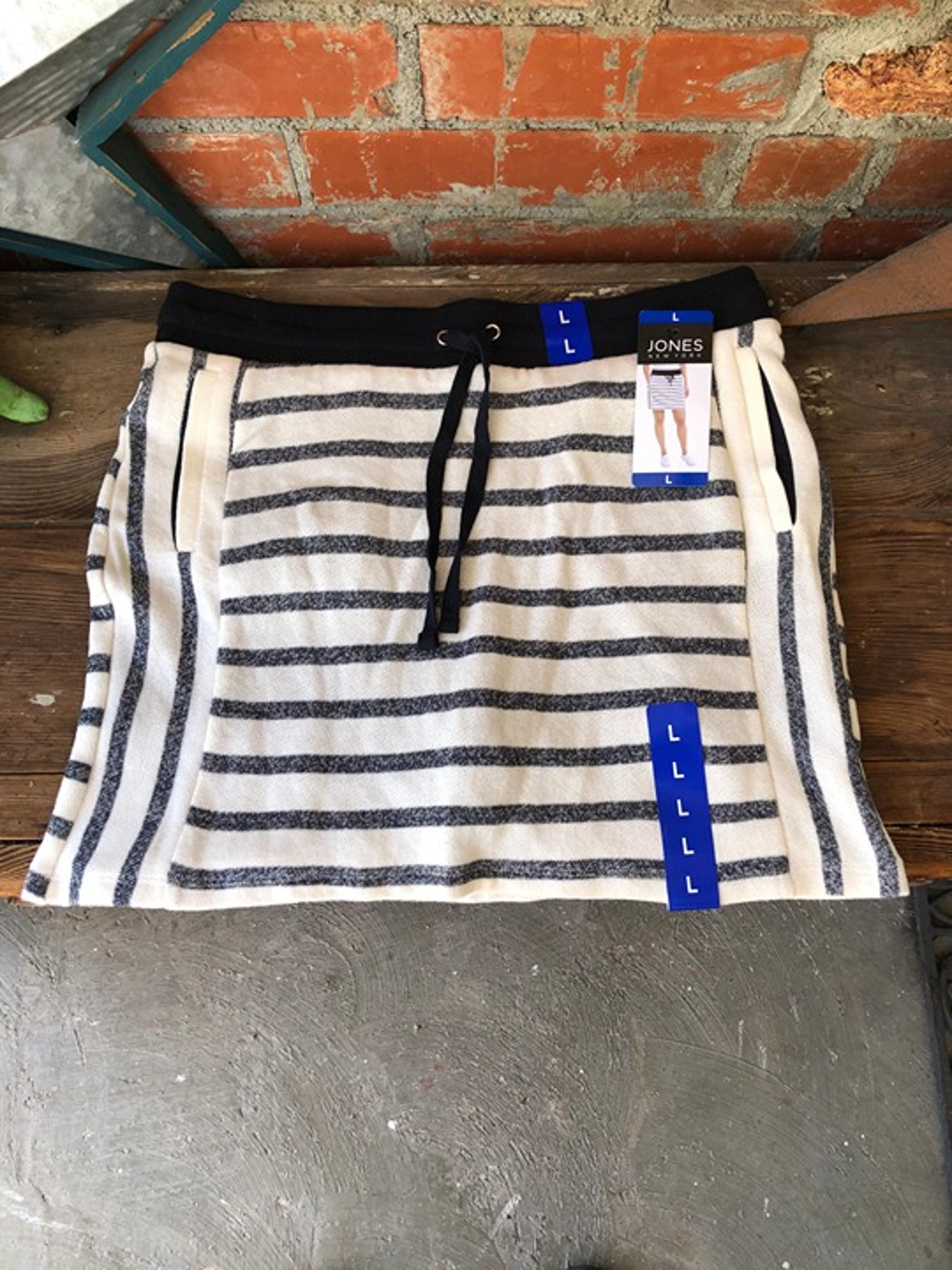 Jones New York Skort Size XL White & Indigo Blue Stripes Short Size L or 34"x 17