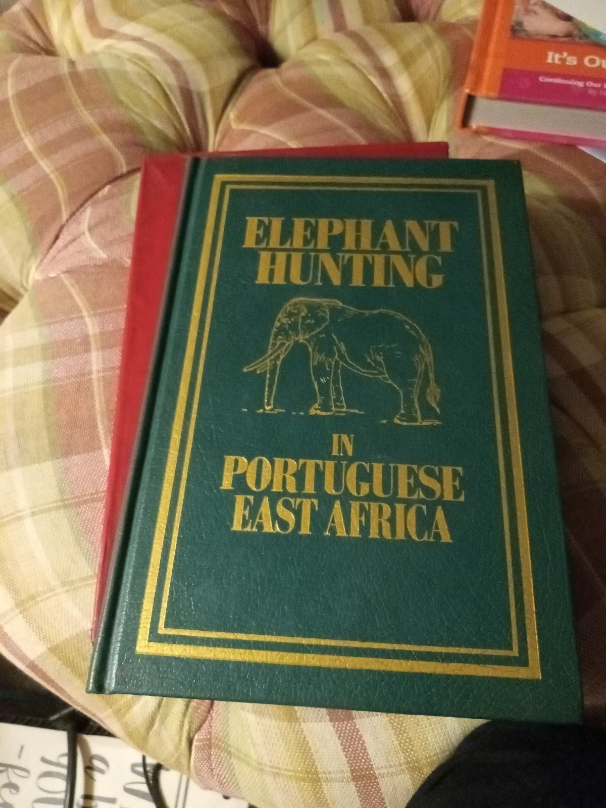 1st edition Elephant Hunting in Portuguese 162/1000 signed with box cover Rare