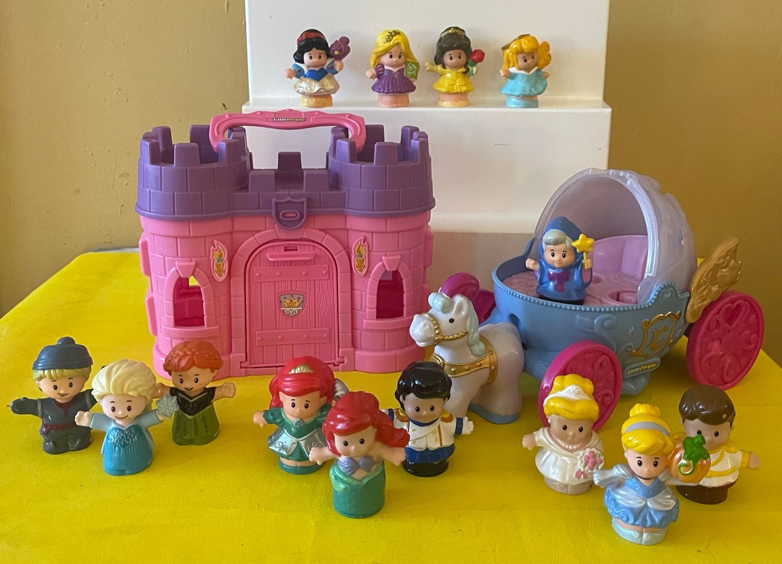 Fisher Price DISNEY Little People Princesses Carrier Castle +Carriage 14 figures