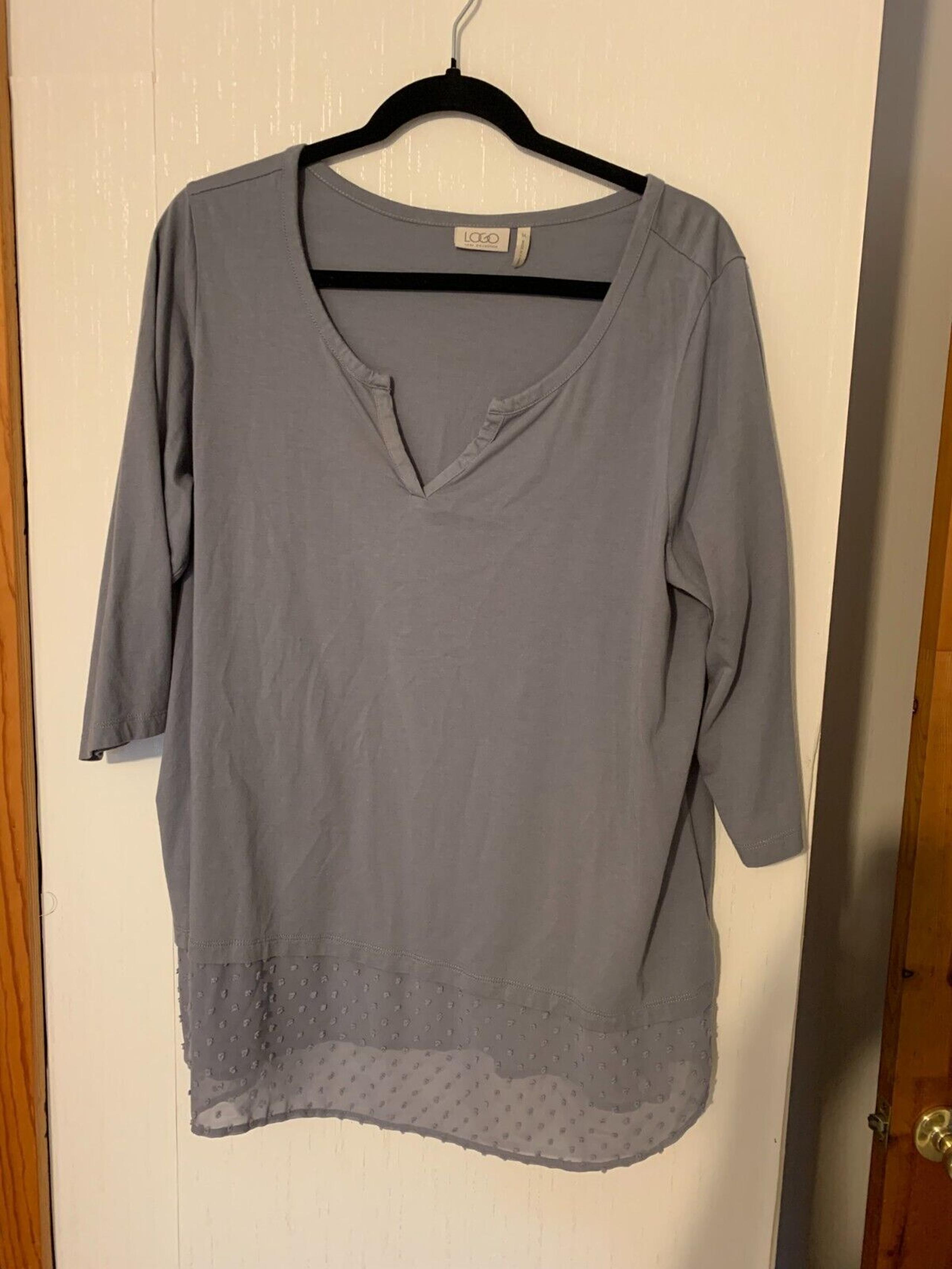 LOGO by Lori Goldstein Women's Gray Top W/Speckled Lace Hem 1X A275771