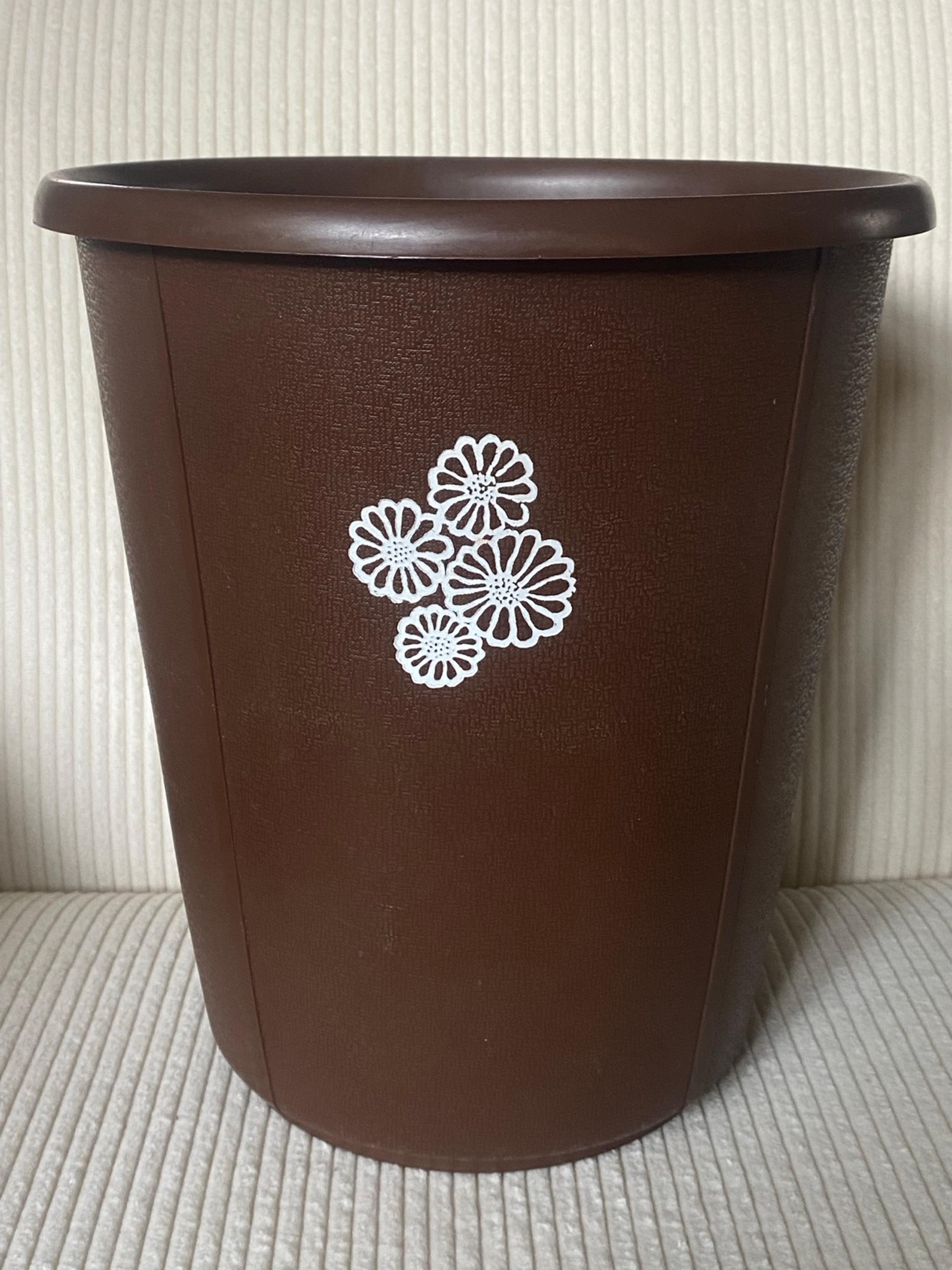 Vintage 4 gallon Trash Bin with Daisy Detail - Rubbermaid
