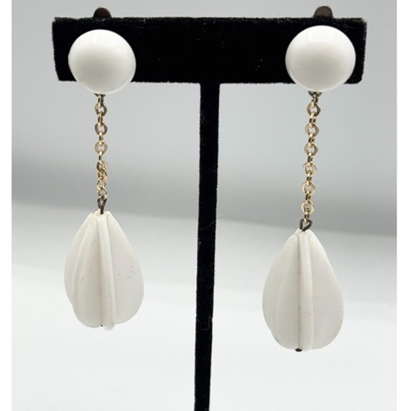 Vintage Hong Kong white chain dangle drop earrings