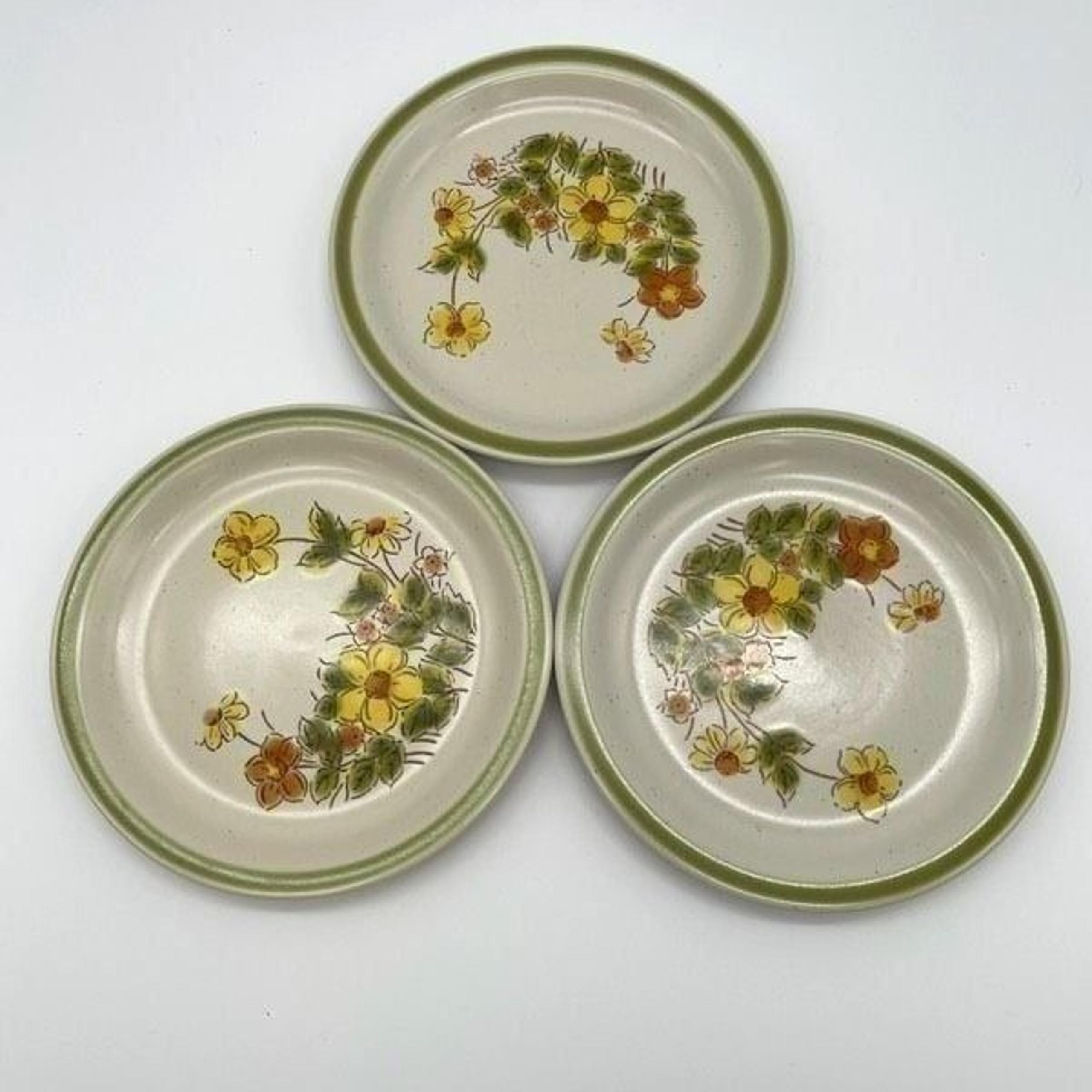Lot of 3 Vintage Hearthside Sunshine Flowers Garden Stoneware Round Plates EUC