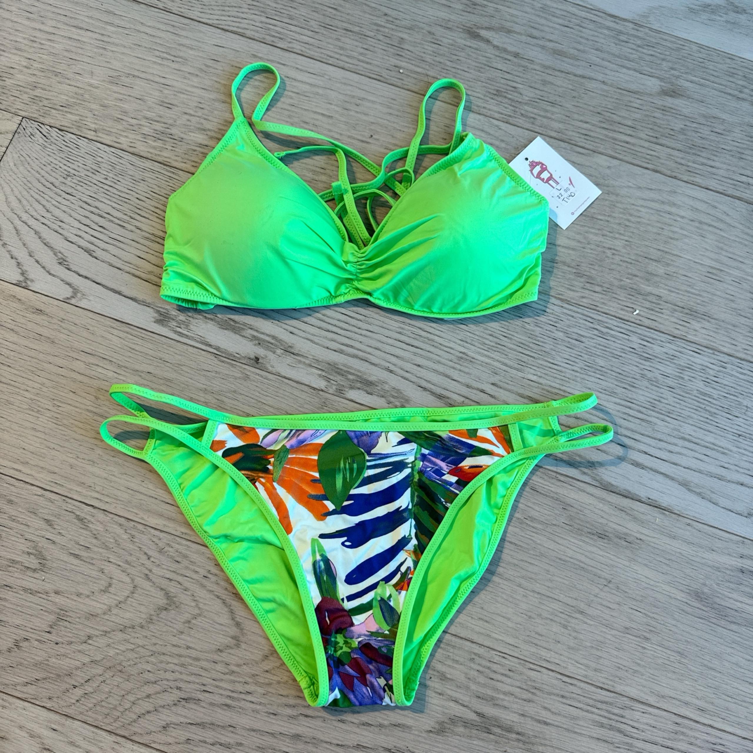Nwt fully reversible bottoms matching tropical bikini set size large