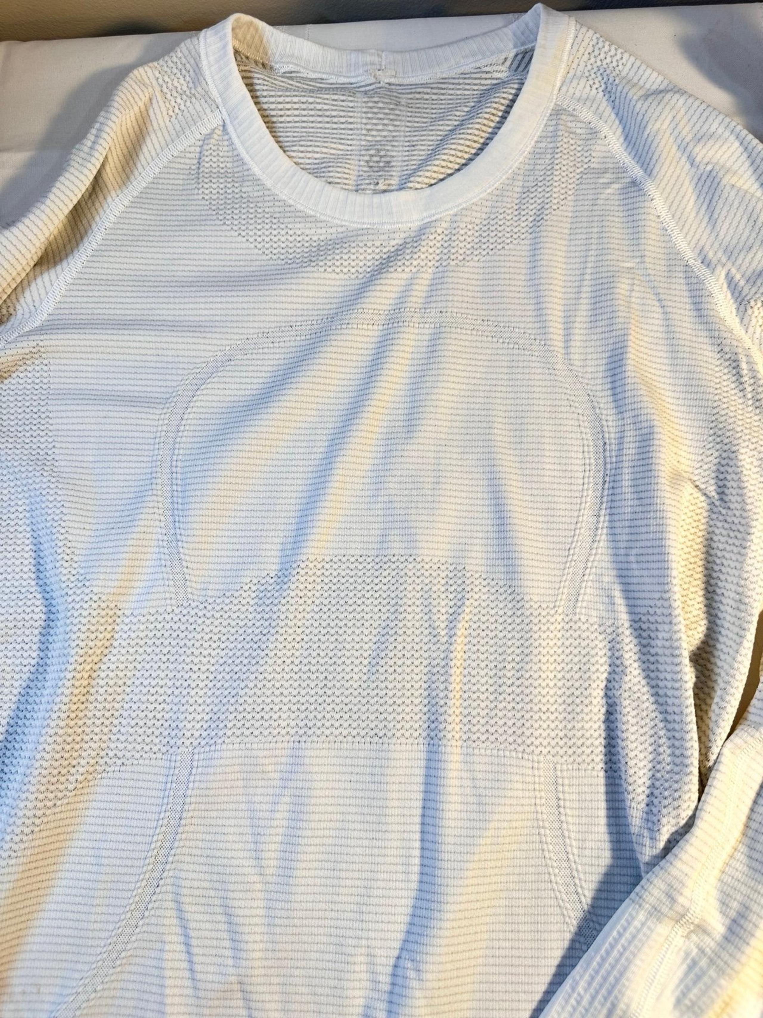 Lululemon athletica, long sleeve thin T-shirt with thumb holes