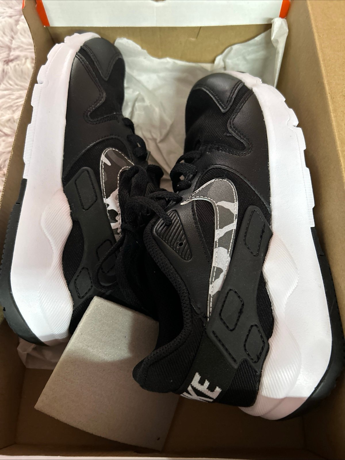 NIKE LD Kids Victory Sneakers size 5.5y