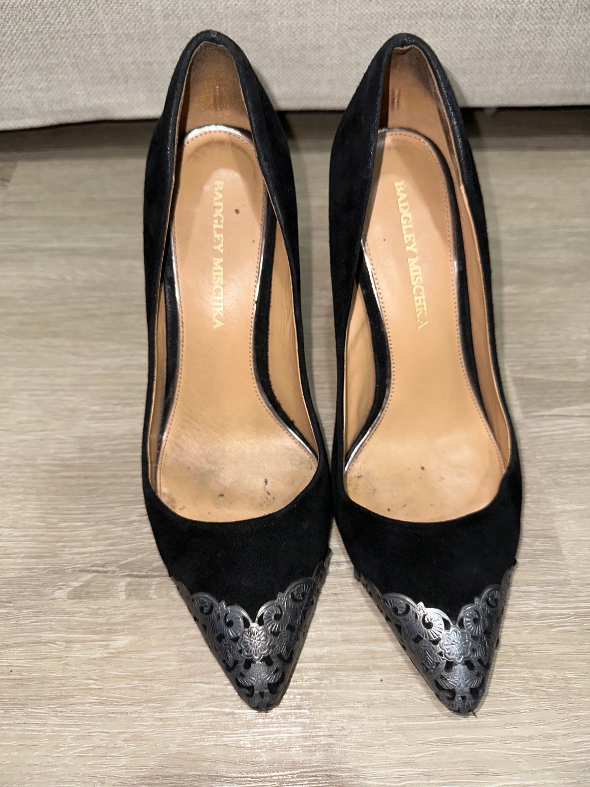 Badgley mischka black clearance pumps