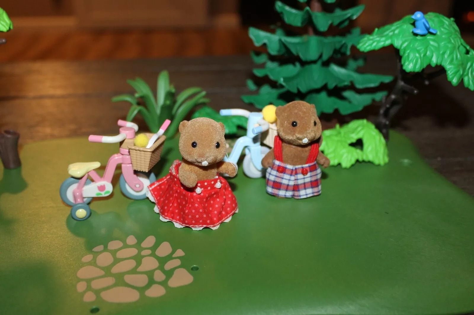Sylvanian Families calico critter beaver kids and trikes with rackets balls euc