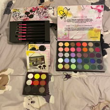 Morphe Eyeshadow Palette set and brushes