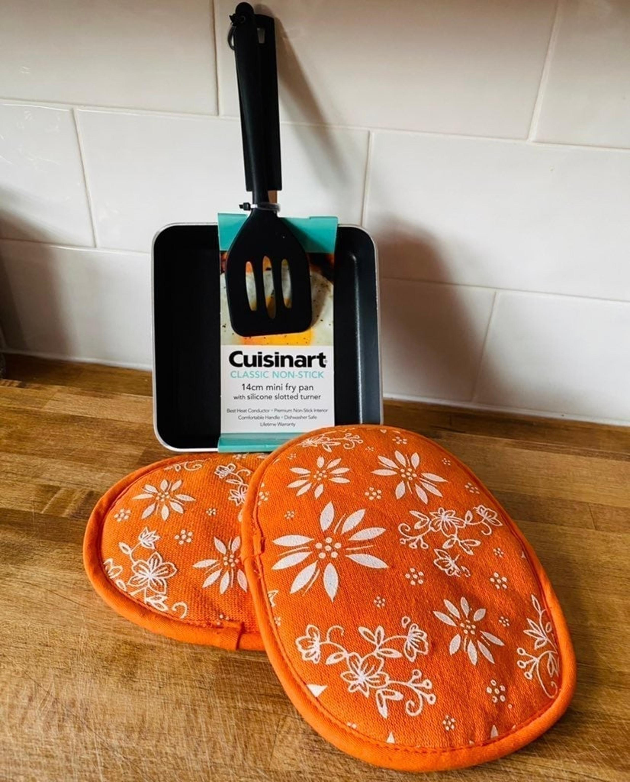 3 items Mini pan, oven gloves n on the go bowl