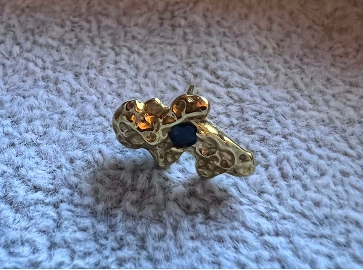 Vintage gold nugget tie tag with sapphire gemstone