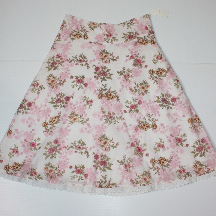 RW & Co. Women's Flower Floral Print Skirt with White Eyelet Trim in size 00 NWT